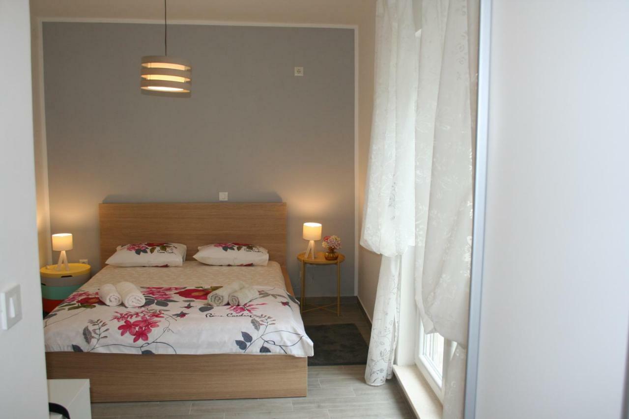 Room With Garden Split Bagian luar foto