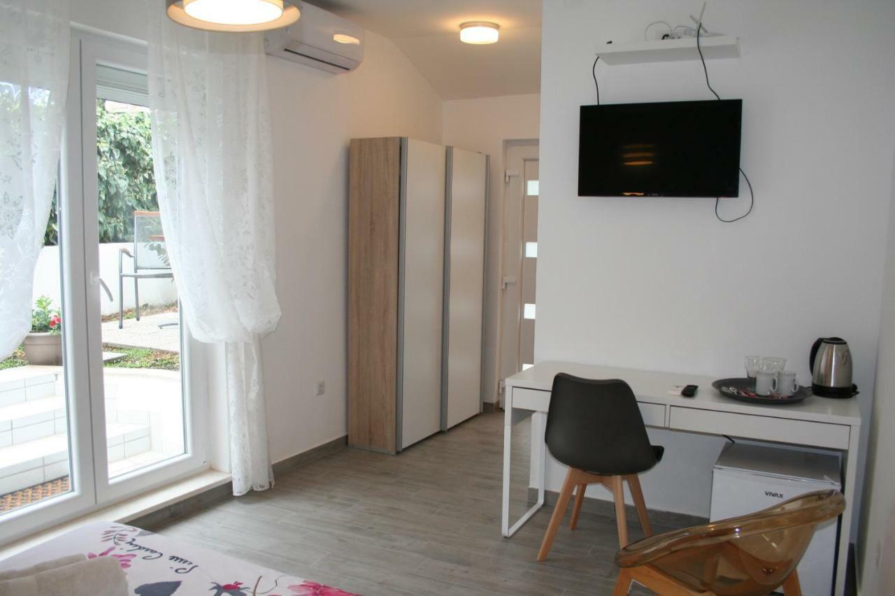 Room With Garden Split Bagian luar foto