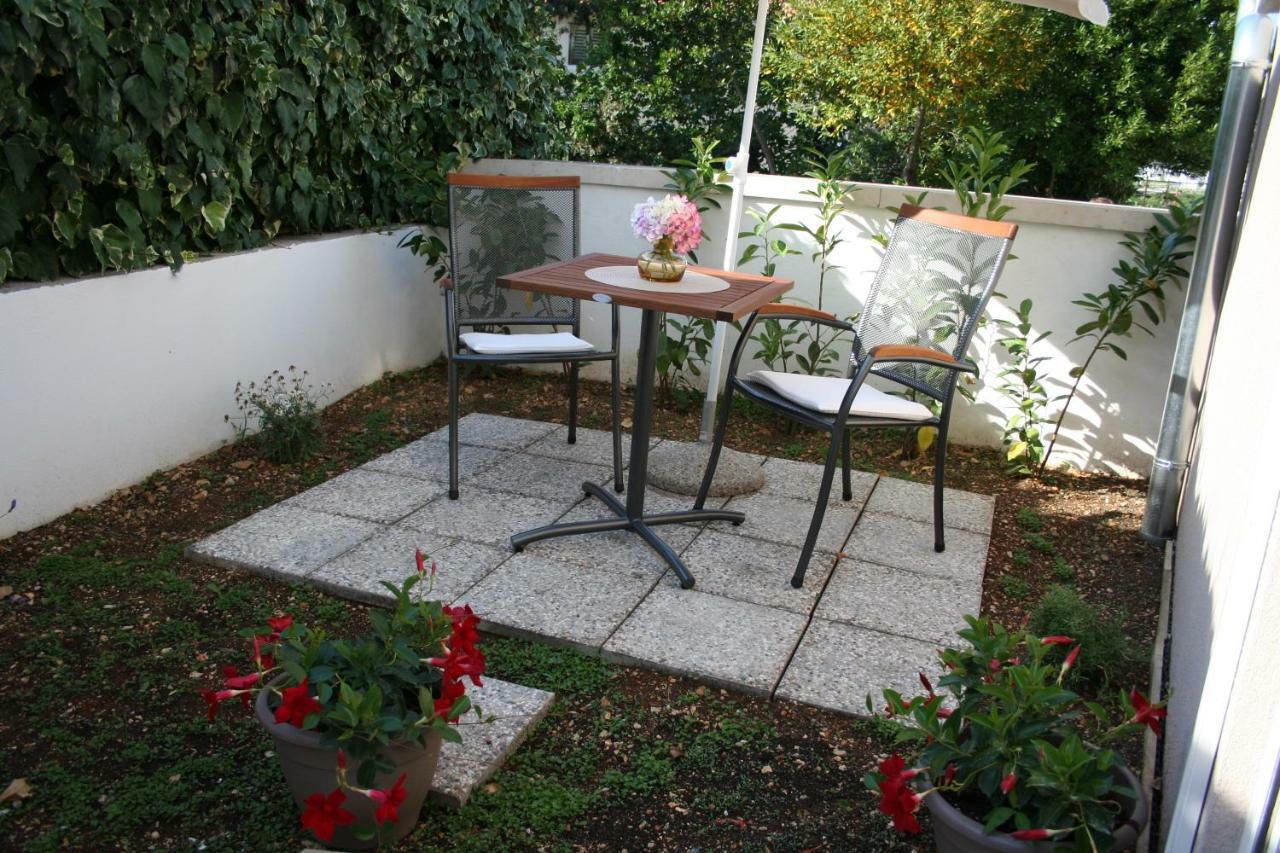 Room With Garden Split Bagian luar foto