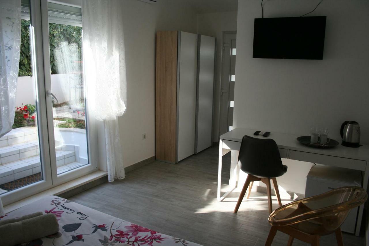 Room With Garden Split Bagian luar foto