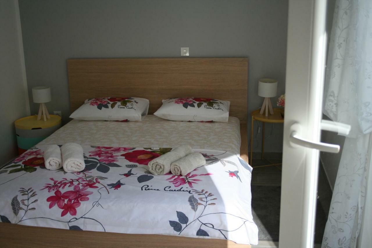 Room With Garden Split Bagian luar foto