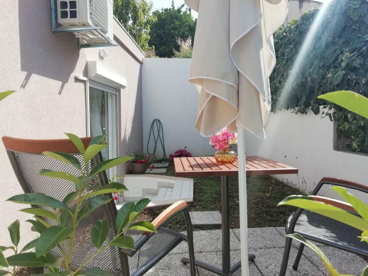 Room With Garden Split Bagian luar foto