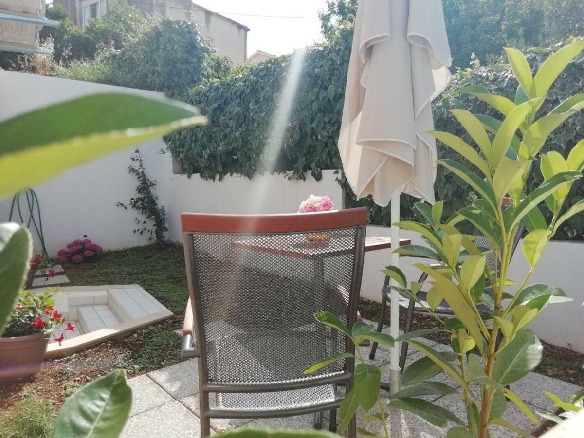 Room With Garden Split Bagian luar foto